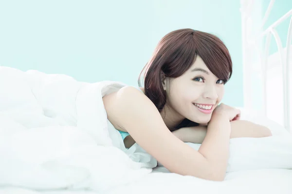 Mulher sorrindo na cama — Fotografia de Stock