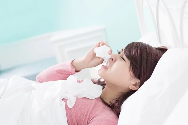 Woman sneezing into Tissue — Stock Image Woman sneezing into Tissue Stock Image