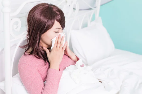 Woman sneezing into Tissue — Stock Image Woman sneezing into Tissue Stock Image