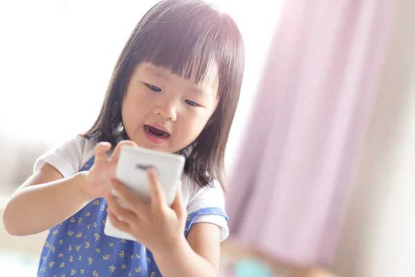 Dívka používající chytrý telefon — Stock fotografie