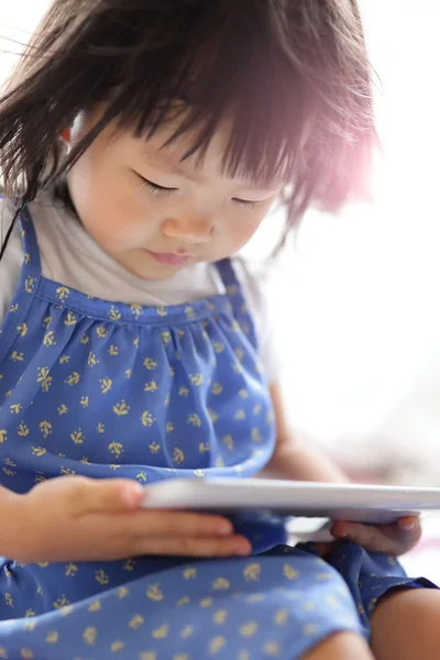 Mädchen benutzt Tablet-PC — Stockfoto