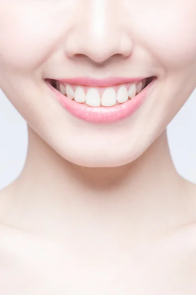 Jovem mulher sorrindo — Fotografia de Stock