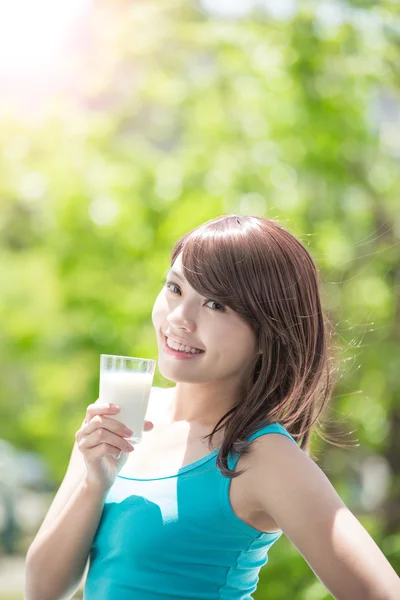 Fiatal nő ivás tej — Stock Fotó