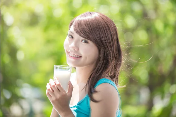 Young Woman drinking milk — Stock Photo, Image