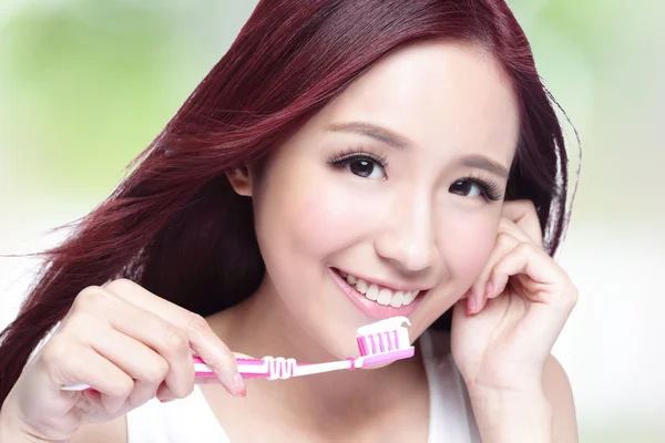 Glimlach vrouw borstel tanden — Stockfoto