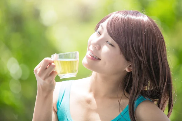 Ung kvinna dricker grönt te — Stockfoto