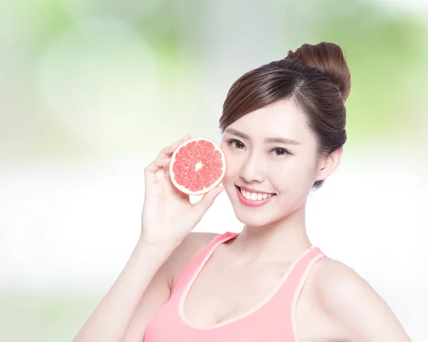 Woman is holding grapefruit — Stock Photo, Image