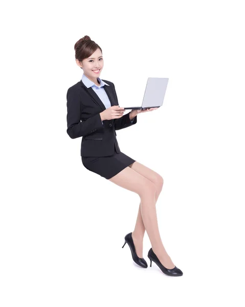 Mulher de negócios usando laptop — Fotografia de Stock