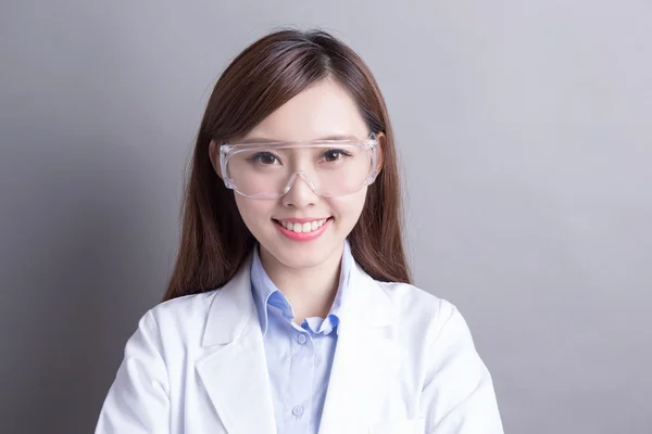 Mujer técnico de laboratorio sonriendo —  Fotos de Stock