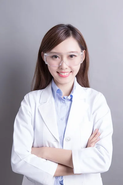 Mujer técnico de laboratorio sonriendo — Foto de Stock