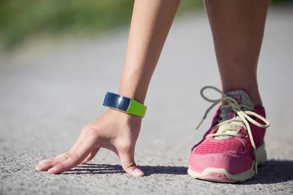 Deporte mujer usando reloj inteligente — Foto de Stock