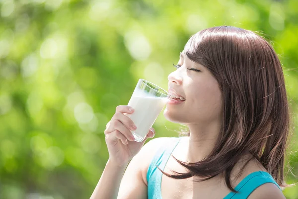 Mujer bebiendo leche — Foto de Stock