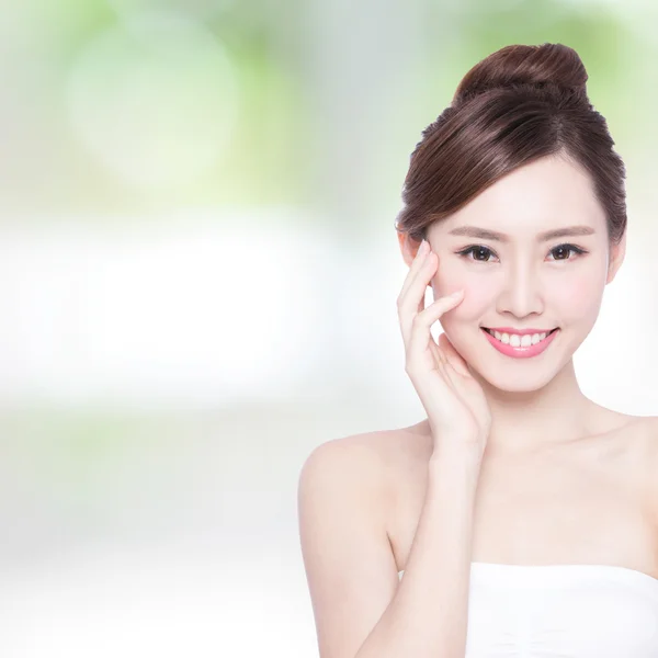 Woman smiling and touching skin — Stock Photo, Image