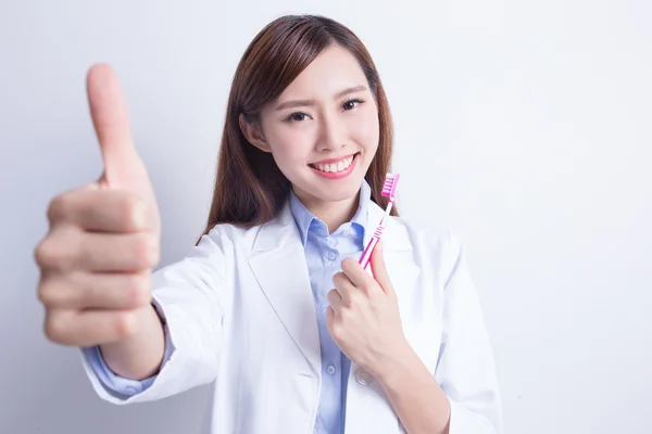 Zahnarzt lehrt, wie Zähne geputzt werden — Stockfoto