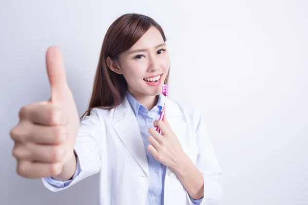 Dentista enseñando cómo cepillar dientes —  Fotos de Stock