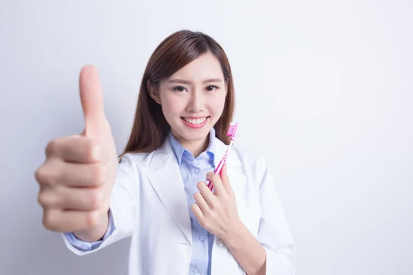 Dentista enseñando cómo cepillar dientes — Foto de Stock