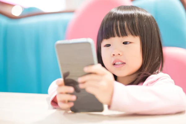 Enfant utilisant un téléphone intelligent . — Photo