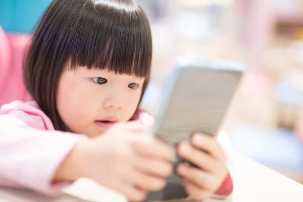 Enfant utilisant un téléphone intelligent . — Photo