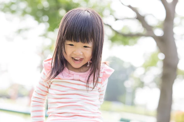 Mignonne petite fille souriante — Photo