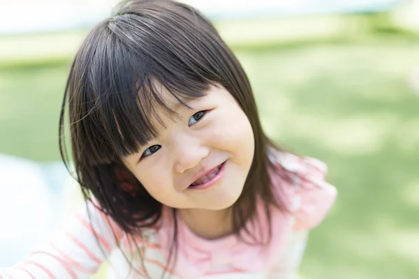 Schattig klein meisje glimlachen — Stockfoto