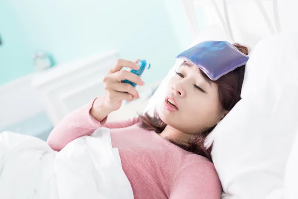 Mujer enferma acostada en la cama — Foto de Stock