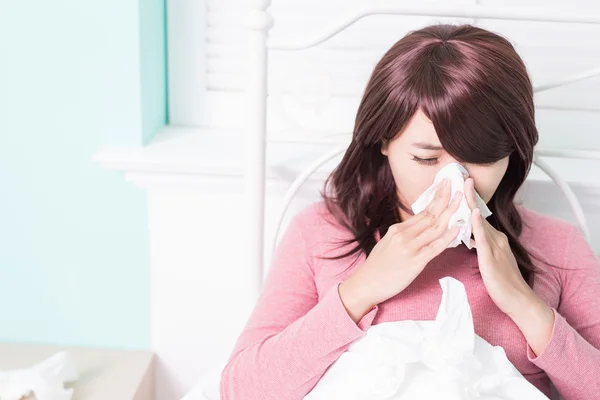 Woman sneezing into Tissue — Stock Image Woman sneezing into Tissue Royalty Free Stock Images