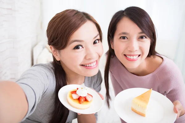 Freunde mit Kuchen — Stockfoto