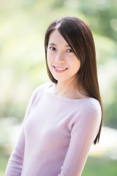 Giovane donna asiatica sorridente — Foto Stock