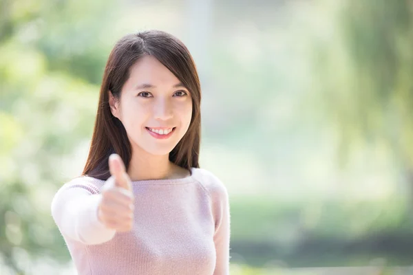 Mujer mostrando pulgar hacia arriba — Foto de Stock