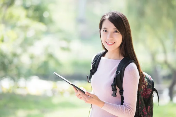 Жінка студент з цифровим планшетом — стокове фото