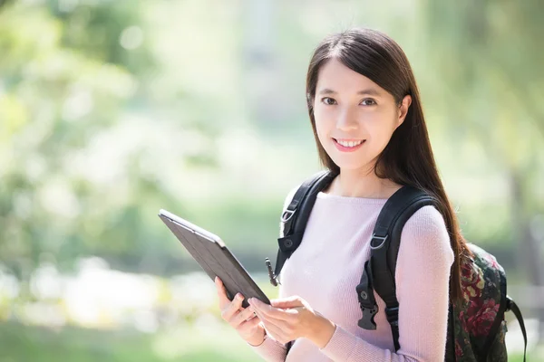 Žena student s digitálním tabletu — Stock fotografie