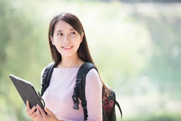 Estudante mulher com tablet digital — Fotografia de Stock