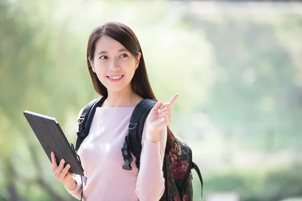 Estudiante con tableta mostrando algo — Foto de Stock