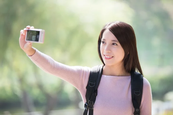 Jovem mulher sorriso tomar selfie — Fotografia de Stock