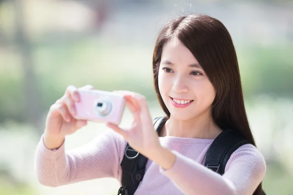 Junge Frau lächelt und macht Selfie — Stockfoto