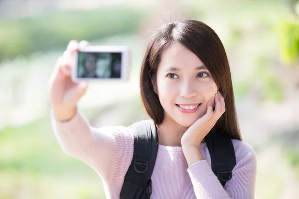 Jovem mulher sorriso tomar selfie — Fotografia de Stock