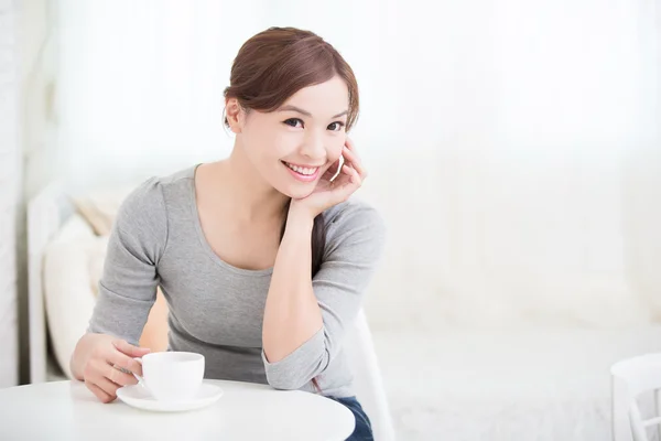 Woman holding cup — Stock Photo, Image