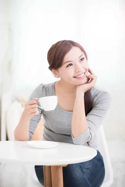 Vrouw drinken koffie of thee — Stockfoto