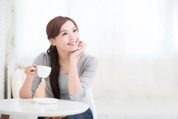 Femme boire du café ou du thé — Photo