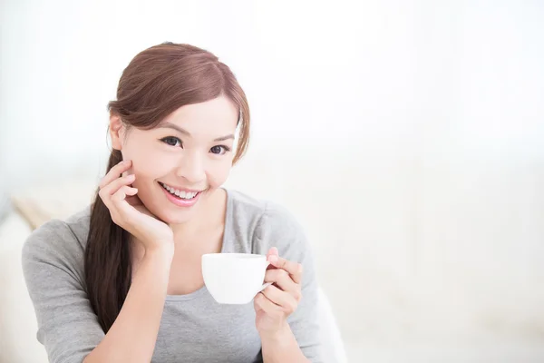 Frau trinkt Kaffee oder Tee — Stockfoto