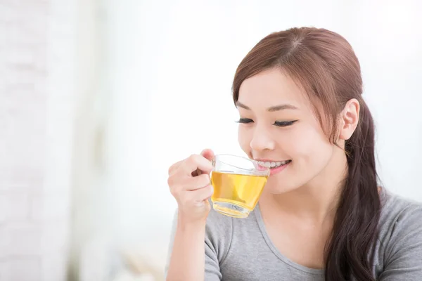 Frau trinkt grünen Tee — Stockfoto