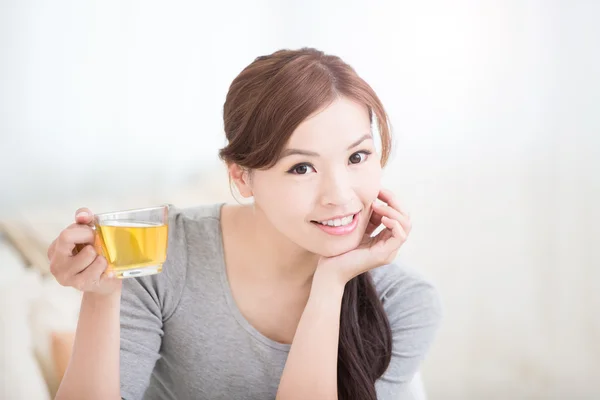 Žena pít zelený čaj — Stock fotografie