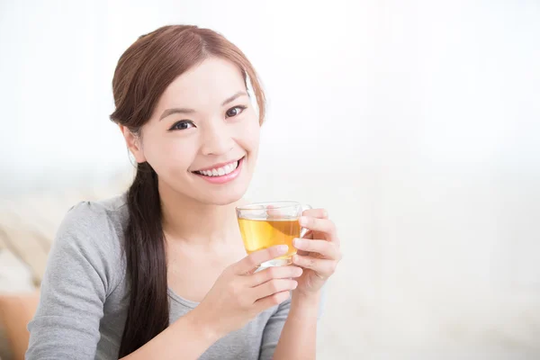 Kobieta pić zielonej herbaty — Zdjęcie stockowe