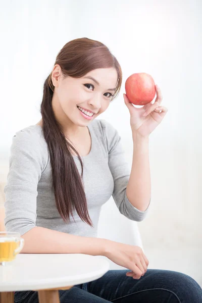 Kvinnan håller rött äpple — Stockfoto