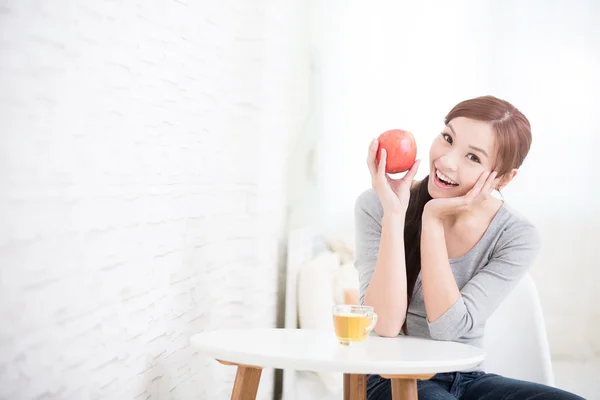 Kvinnan håller rött äpple — Stockfoto