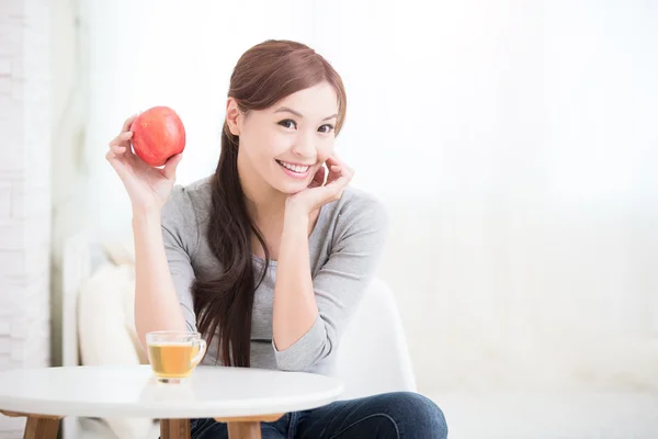 Женщина держит красное яблоко — стоковое фото