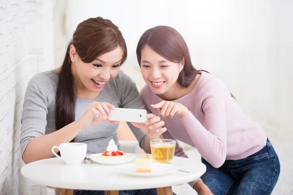 Jovens amigas felizes — Fotografia de Stock