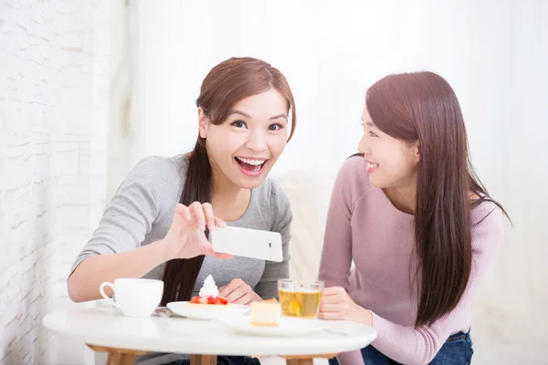 Jovens amigas felizes — Fotografia de Stock