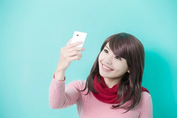 Frau fotografiert sich selbst — Stockfoto