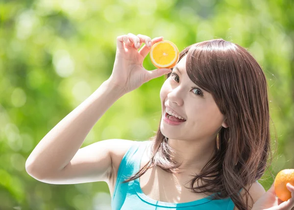 Mulher segurando laranjas — Fotografia de Stock